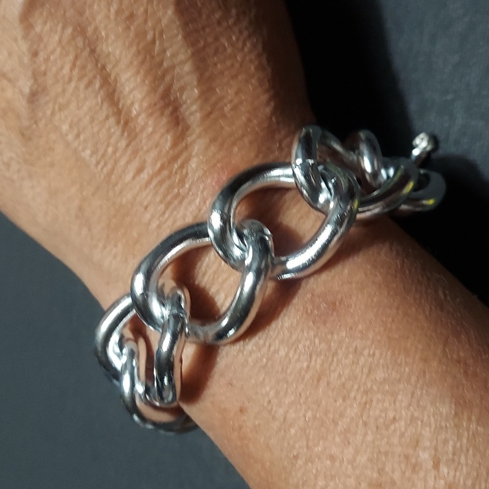 B890 Chunky Silvertone Chainlink Toggle Back Bracelet